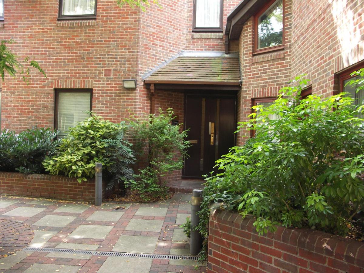 4 The Courtyard Central Windsor 2Br Εξωτερικό φωτογραφία